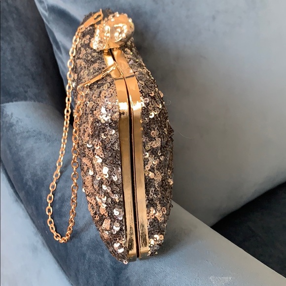Gorgeous sequin clutch/bag with skull clasp - Picture 5 of 5